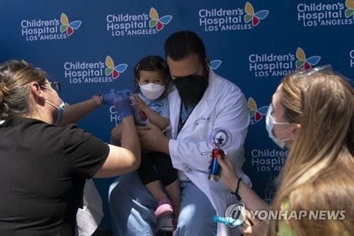 미국 로스앤젤레스(LA) 아동병원에서 코로나19 백신을 맞는 어린이[AP 연합뉴스 자료사진]
